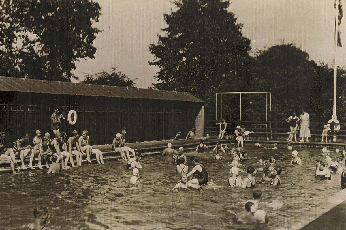 The pool and cubicles in the 1930s